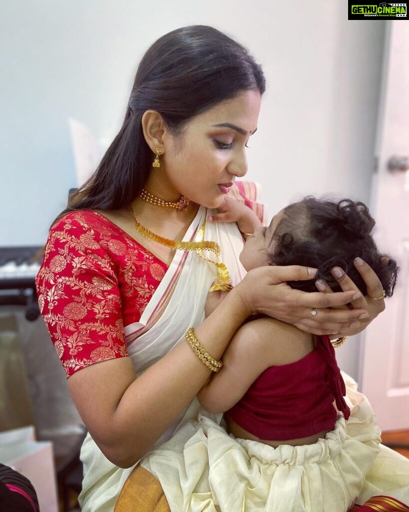 Aditi Ravi Instagram - there is no starting trouble in mingling with babies 👶 ~ me @hannah_mariyam21 😘 1: 📸 @albert_will.i.am 2: 📸 @anu.mohan.k #babies #comfortable #zone #instagram