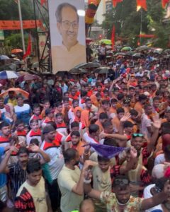 Aditi Sudhir Pohankar Instagram - Govinda aala re aala ! 
What fun it was after such a long time, thank you @adityathackeray for inviting me for this dhamakedar Dahi handi ! 
.
.
#janamashtmi #adityathackeray #rains #happy