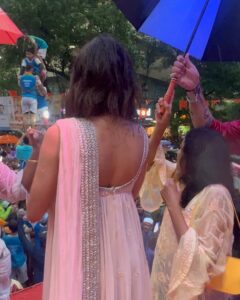 Aditi Sudhir Pohankar Instagram - Govinda aala re aala ! 
What fun it was after such a long time, thank you @adityathackeray for inviting me for this dhamakedar Dahi handi ! 
.
.
#janamashtmi #adityathackeray #rains #happy