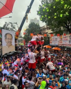 Aditi Sudhir Pohankar Instagram - Govinda aala re aala ! 
What fun it was after such a long time, thank you @adityathackeray for inviting me for this dhamakedar Dahi handi ! 
.
.
#janamashtmi #adityathackeray #rains #happy