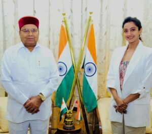 Aindrita Ray Instagram - Truly humbled to be felicitated by His Excellency ‘Governor Of Karnataka’ Thawar Chand Gehlot ‘for recognising my contribution to the Karnataka film industry’ along with 7 other Bengali achiever’s frm all works of life on ‘Bengal Foundation Day’  #jaikarnataka💛♥️ 
Pc @antonyanjee