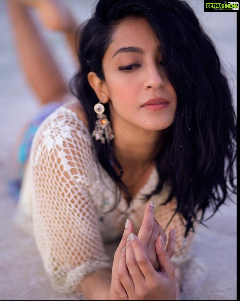 Aindrita Ray Instagram - A lil photo session post dive….blue waters,white sand n the sunset 🌅 Enuf reasons to be grateful but also then u have @bhuvanphotography around to capture the moment while you soak it all in✨ Omadhoo Beach
