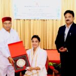Aindrita Ray Instagram - Truly humbled to be felicitated by His Excellency ‘Governor Of Karnataka’ Thawar Chand Gehlot ‘for recognising my contribution to the Karnataka film industry’ along with 7 other Bengali achiever’s frm all works of life on ‘Bengal Foundation Day’ #jaikarnataka💛♥️ Pc @antonyanjee