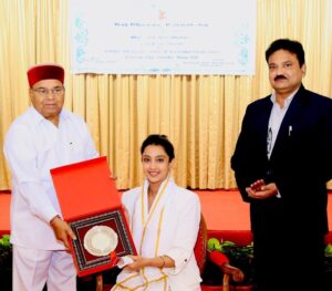 Aindrita Ray Instagram - Truly humbled to be felicitated by His Excellency ‘Governor Of Karnataka’ Thawar Chand Gehlot ‘for recognising my contribution to the Karnataka film industry’ along with 7 other Bengali achiever’s frm all works of life on ‘Bengal Foundation Day’  #jaikarnataka💛♥️ 
Pc @antonyanjee