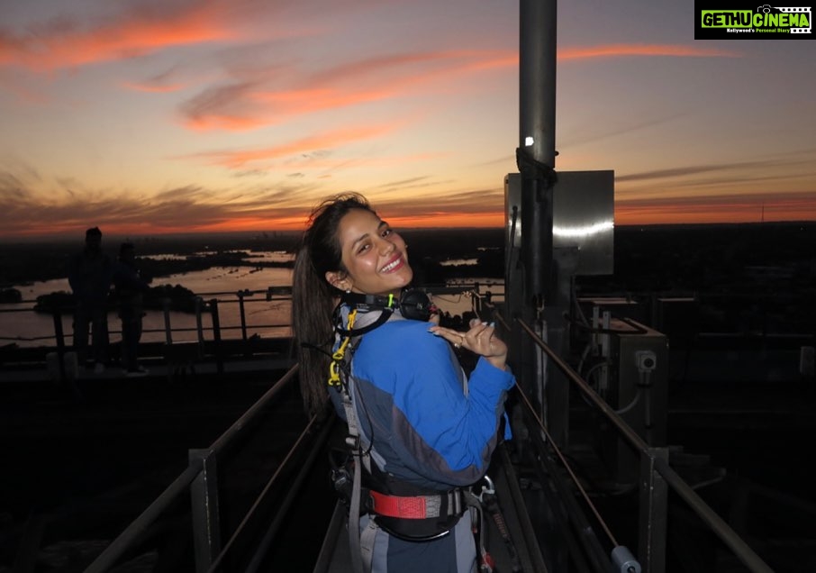 Aishwarya Dutta Instagram - So it was Another day in Sydney where we all decided to go for Bridge climbing… Full safety measures were given to all of us .. a little bit of preparation was given us . While I was climbing I could hear the vibrations of train going or the other vehicles going and seeing down was also so scary … but decided to go on .. then Alex who was heading us was telling us few stories to divert our mind . And then the most beautiful thing is the SUNSET that we saw .. The TWILIGHT.. The entire experience was so amazing.. Definitely have to Thank @pickyourtrail for this amazing experience.. Do try out ❤️