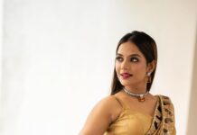 Aishwarya Dutta Instagram - 📽️📽️📽️📽️📽️ Make over - @lakshana_priya_mua Wearing- @lakshana_designer_studio On camera- @pariaarclicks Jewellery- @rimliboutique