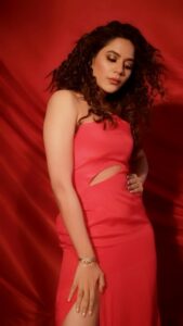 Aishwarya Dutta Instagram - ❤️😍🌹☎️
Shot by - @deepak_durai_photography 
Wearing- @varshamaran_official 
Mua - @mua_vijisharath