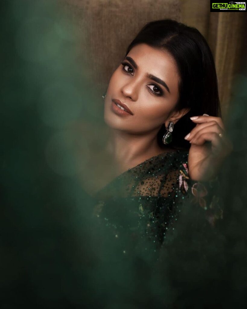 Aishwarya Rajesh Instagram - It’s not abt d dress you wear , but it’s abt the life you lead in the dress ❤️ Wearing @suresh.menon Photography @airy_photography Makeup and hairstyle @danam_mua