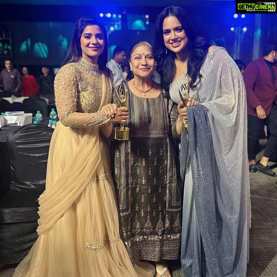 Aishwarya Rajesh Instagram - Thank you @jfwdigital Am honoured to receive the Women’s achiever’s award …. winning an award is always a special moment ❤️ Special thanks @thisisdsp @reddysameera receiving from you makes it even more spl Thank you @binasujit ❤️ Thanks to amma @nagamani8569 my support system love u always ❤️