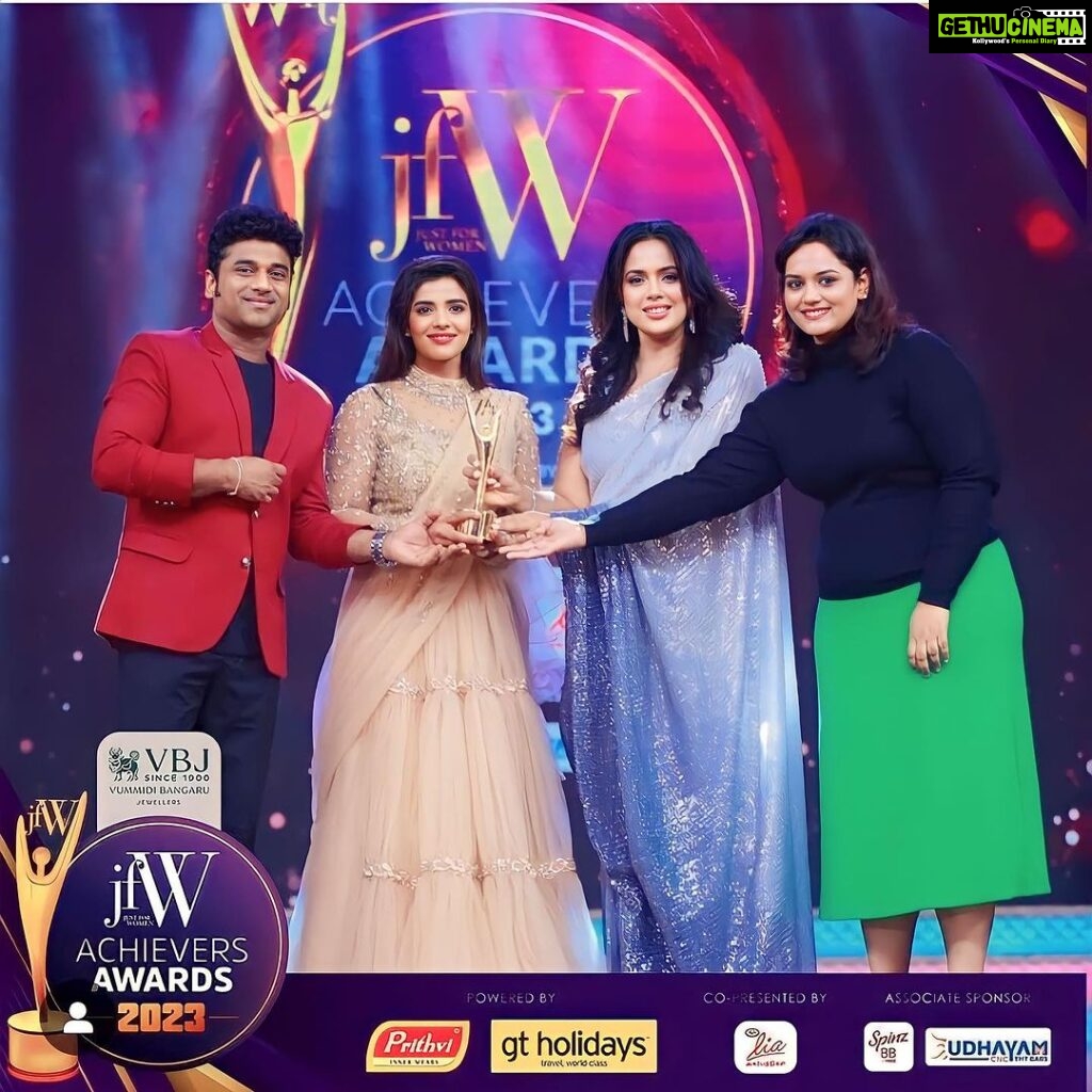 Aishwarya Rajesh Instagram - Thank you @jfwdigital Am honoured to receive the Women’s achiever’s award …. winning an award is always a special moment ❤️ Special thanks @thisisdsp @reddysameera receiving from you makes it even more spl Thank you @binasujit ❤️ Thanks to amma @nagamani8569 my support system love u always ❤️