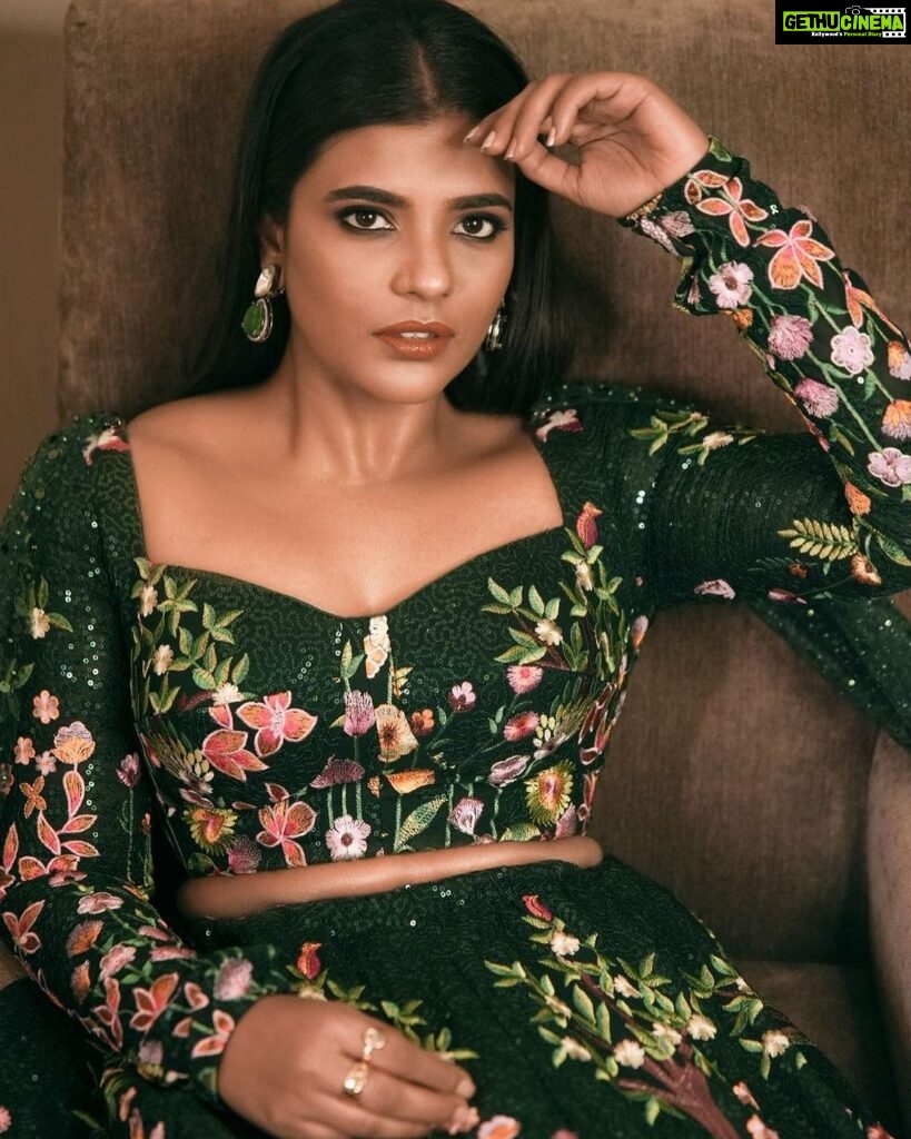 Aishwarya Rajesh Instagram - It’s not abt d dress you wear , but it’s abt the life you lead in the dress ❤ Wearing @suresh.menon Photography @airy_photography Makeup and hairstyle @danam_mua