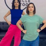 Aishwarya Sakhuja Instagram - How can I NOT make a reel with @ash4sak when I meet her! ✨✨ #trendalert #favegirl #girlsgirlsgirls #dancechallenge #friendsandtrends @circletattoodadar ✨