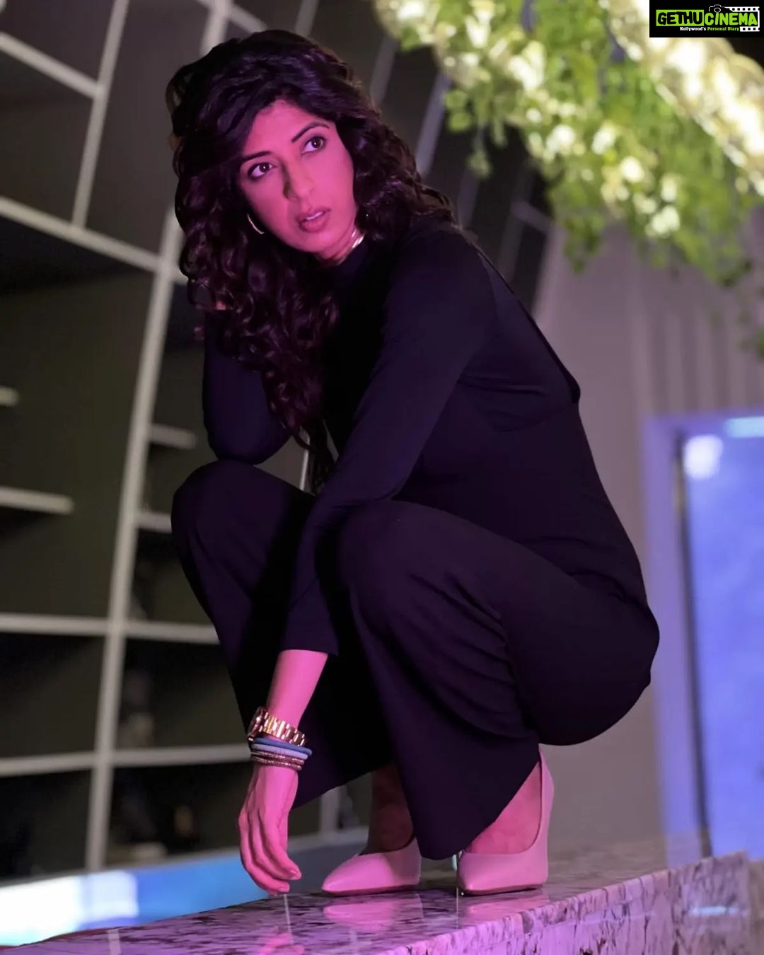 Aishwarya Sakhuja Instagram - Swipe till the last picture to see what all goes in for these lovely clicks! . . #struggleisreal #thursdayvibes #fashiongram #stylefile #aishwaryasakhuja