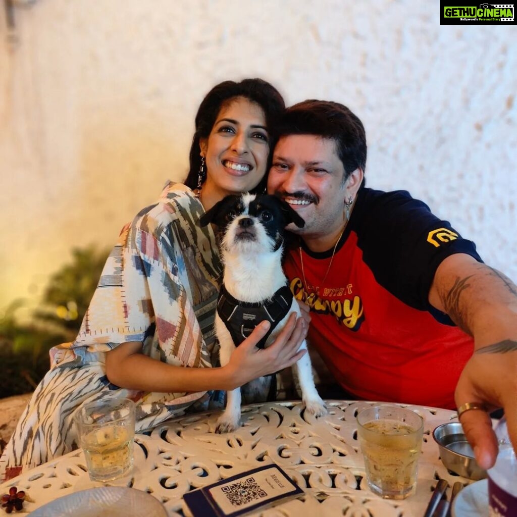 Aishwarya Sakhuja Instagram - Hum Do Humara Floki #familytime #shichi #dogslover #doglover #dogstagram #dogsofinstagram #aishwaryasakhuja #rohitnag #lafamilia Little Door