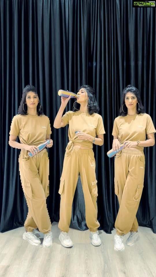 Aishwarya Sakhuja Instagram - Don't forget to drink enough water today, tomorrow and everyday...so you won't have the time to pay attention to other people's drama as you'd be busy going to the loo 😂 Outfit @chkokko . . #stayhydrated #drinkwater #healthysundays #reels #reelkarofeelkaro #aishwaryasakhuja