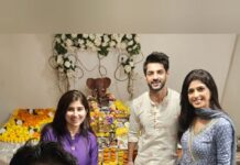Aishwarya Sakhuja Instagram - With Vighnaharta's blessings, and lots of good food and good times spent with all my favourites, I surely had a Shubh, Sukhi and Khushi wala celebration 😍 . . #ganpatibappamorya #bappamorya #darshan #friends #family #festivevibes #aishwaryasakhuja Outfit by @tara_c_tara @lizaa_malik @gautidihatti @aashawarriar @geeta_nirupam