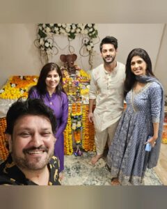 Aishwarya Sakhuja Instagram - With Vighnaharta's blessings, and lots of good food and good times spent with all my favourites, I surely had a Shubh, Sukhi and Khushi wala celebration 😍 . . #ganpatibappamorya #bappamorya #darshan #friends #family #festivevibes #aishwaryasakhuja Outfit by @tara_c_tara @lizaa_malik @gautidihatti @aashawarriar @geeta_nirupam