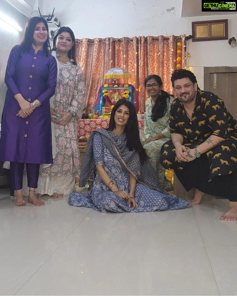 Aishwarya Sakhuja Instagram - With Vighnaharta's blessings, and lots of good food and good times spent with all my favourites, I surely had a Shubh, Sukhi and Khushi wala celebration 😍 . . #ganpatibappamorya #bappamorya #darshan #friends #family #festivevibes #aishwaryasakhuja Outfit by @tara_c_tara @lizaa_malik @gautidihatti @aashawarriar @geeta_nirupam