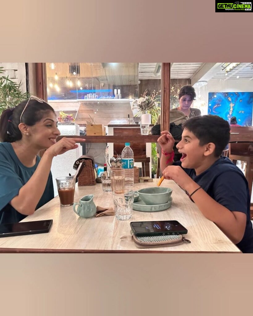 Aishwarya Sakhuja Instagram - And amidst the chaotic life, this gives me peace & happiness 🩵🤍 . . #weekendvibes #saturdaymood #familytime #goodtimes #goodvibes #aishwaryasakhuja
