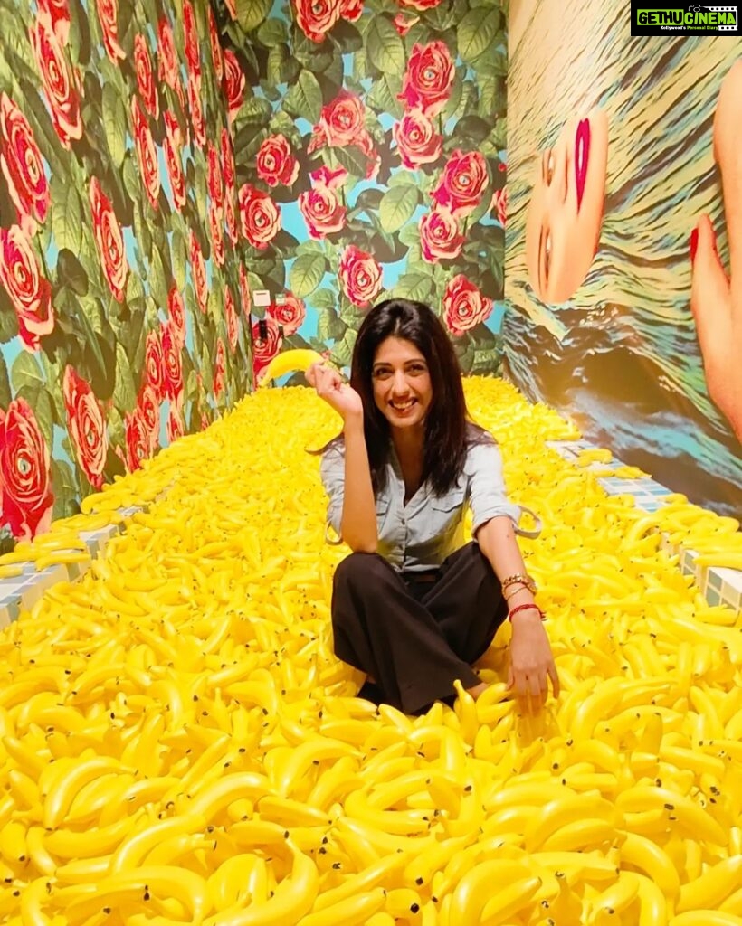 Aishwarya Sakhuja Instagram - A curve sets it all right or makes it all wrong just like the banana, to smile or to be sad...the choice is yours! . . #mondaymood #smile #happiness #aishwaryasakhuja
