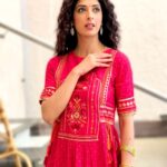 Aishwarya Sakhuja Instagram - Traditional wear >>>> Anything else 🫶🏻 . . 👗: @tara_c_tara . . #indianwear #pink #vibe #goodtimes #goodvibes #stylefile #aishwaryasakhuja