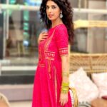 Aishwarya Sakhuja Instagram - Traditional wear >>>> Anything else 🫶🏻 . . 👗: @tara_c_tara . . #indianwear #pink #vibe #goodtimes #goodvibes #stylefile #aishwaryasakhuja