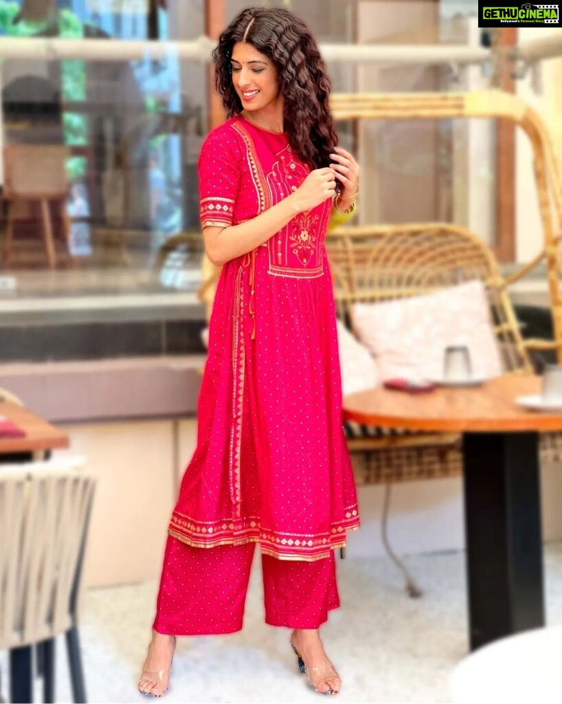 Aishwarya Sakhuja Instagram - Traditional wear >>>> Anything else 🫶🏻 . . 👗: @tara_c_tara . . #indianwear #pink #vibe #goodtimes #goodvibes #stylefile #aishwaryasakhuja