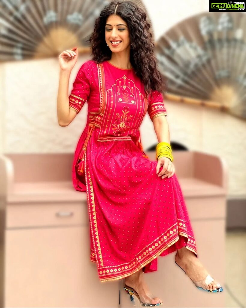 Aishwarya Sakhuja Instagram - Traditional wear >>>> Anything else 🫶🏻 . . 👗: @tara_c_tara . . #indianwear #pink #vibe #goodtimes #goodvibes #stylefile #aishwaryasakhuja