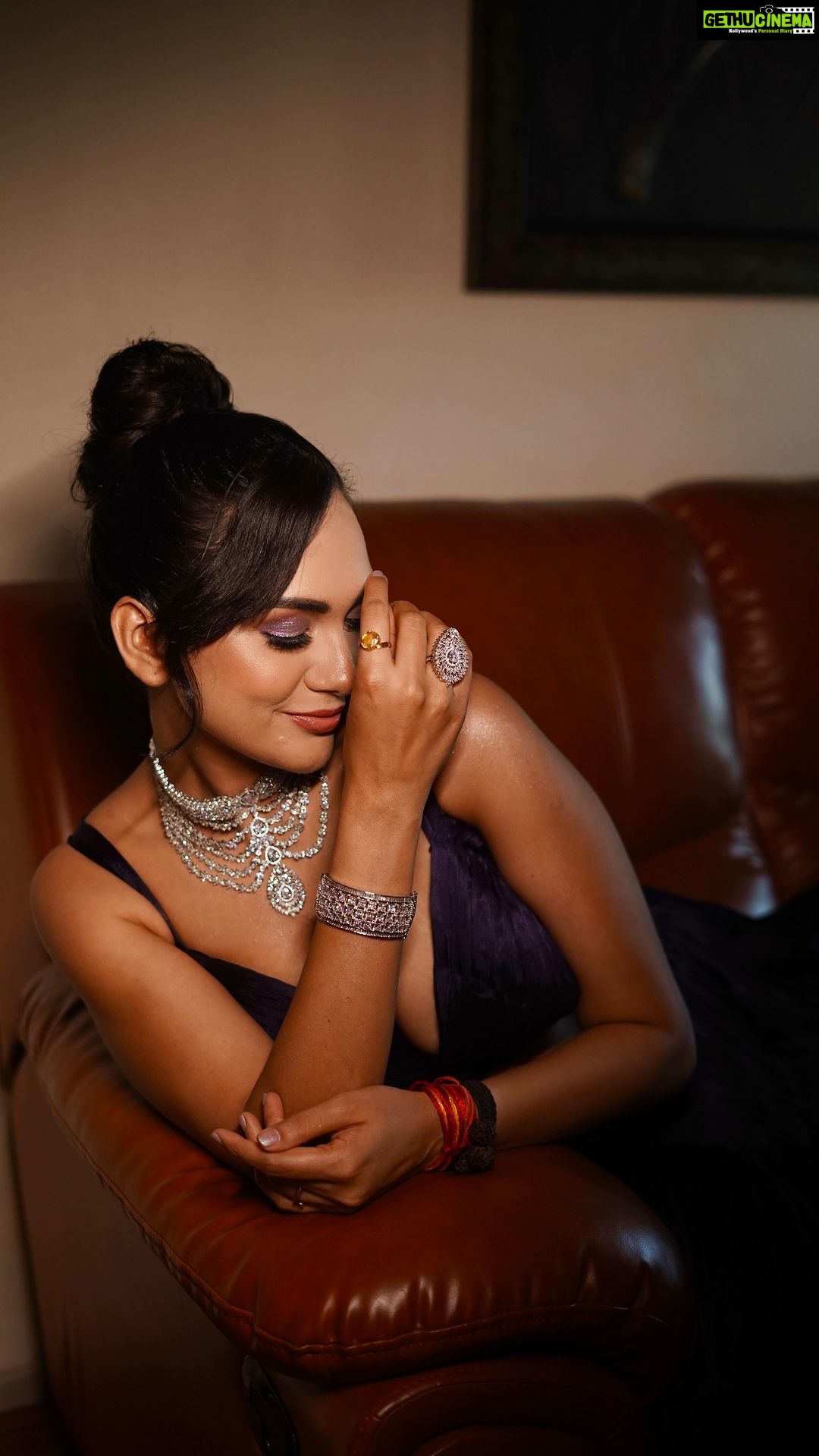 Akansha Chamola Instagram - 🦋🦋🦋🦋Mera dil aawara🦋 Makeup & Hairstyle 💄 💇♀️ @nikksmakeupartist 📸 🎥 Videographer @vipul.s.gautam Stylist @nikksmua Outfit 👗 @_cccreation Accessories 💍 @silverqueenj #reelsindia #bollywood #trendingreels #bridalmakeup #bridalwear #indianbride #lehengacholi #glammakeup #glowup #makeuplook #hairstyles #instafashion #instahair #instamakeup #reelitfeelit #desifashion