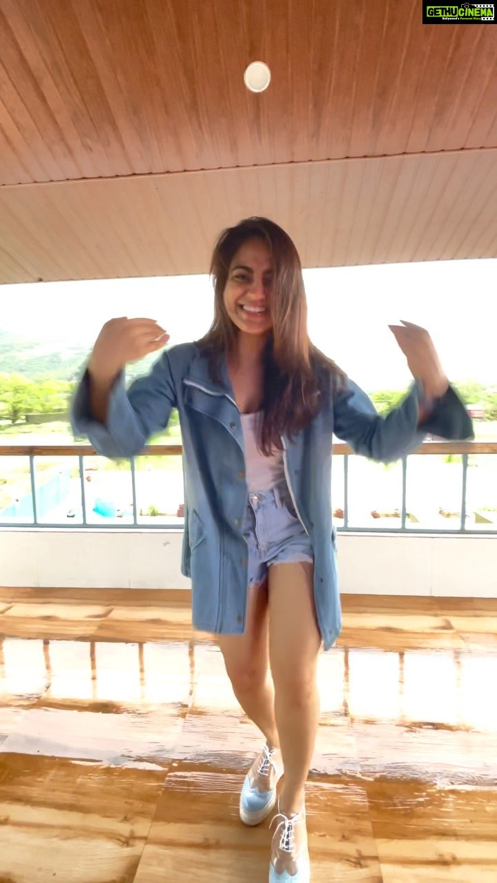 Aksha Pardasany Instagram - No Jhumka because Jhumka Gira Re ❤️ Choreographed by @rahul_pardasany in 5 mins between a family get together. Had so much fun doing this! Wish you guys like it! #jhumka #jhumkagirare #rrkpk #rrkpkhookstepchallenge #dance #bollywood #bollywooddance #filmy