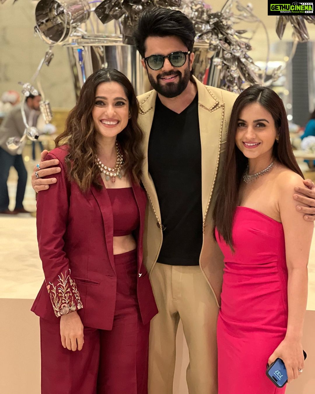 Aksha Pardasany Instagram - Rafuchakkar ki teen tigadi Ek lawyer, ek conman aur ek policewaali ! #Rafuchakkar all episodes now streaming on @officialjiocinema @manieshpaul @priyabapat @shirin_sewani @aakashdahiya002 @chahatvig @ritams18 @iambrij0808 @gseamsak @tejkarran @miiteshjethvva @himanichauhan @arjunsbaran @kartiknishandar @officialjiostudios #newseries