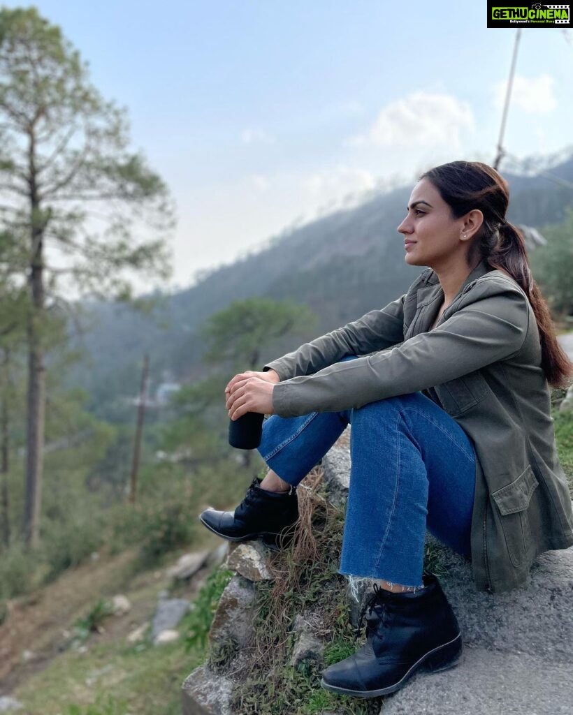 Aksha Pardasany Instagram - Just a girl. Sitting on a mountain. Having chai ❤️