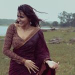 Akshara Gowda Instagram - 🎶 Naan pizhai Nee mazhalai Enakkul nee irundhaal Adhu thavarae illai Nee ilai Naan paruva mazhai siru siru thuliyaai Vilum tharunam illai 🎶 Shot by @shaktismaran Wearing @izhai_thestore #aksharagowda #stylishtamilachi #aksharagowdabikki #stylishtamizhachi #chennai