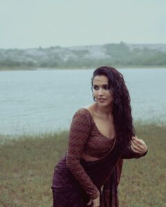 Akshara Gowda Instagram - 🎶Yaradhu Yaradhu Punnagai Korppadhu
Yavilum Yavilum en Manam Serppadhu 🎶

Shot by @shaktismaran 

Wearing @izhai_thestore 

 

 #aksharagowda #stylishtamilachi #aksharagowdabikki #stylishtamizhachi 
#chennai