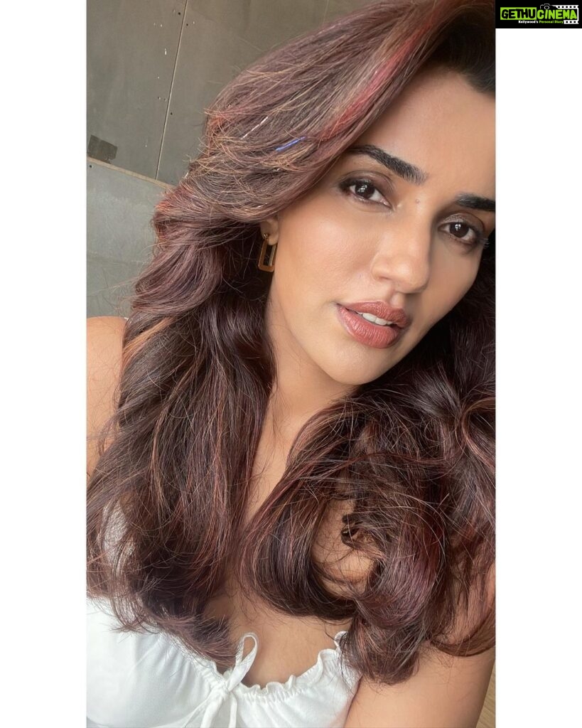 Akshara Gowda Instagram - Cos it’s a good hair day 🤍🎀 #aksharagowda #stylishtamilachi #aksharagowdabikki #stylishtamizhachi #mumbai #goodhairday