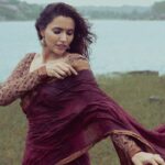 Akshara Gowda Instagram - 🎶 Naan pizhai Nee mazhalai Enakkul nee irundhaal Adhu thavarae illai Nee ilai Naan paruva mazhai siru siru thuliyaai Vilum tharunam illai 🎶 Shot by @shaktismaran Wearing @izhai_thestore #aksharagowda #stylishtamilachi #aksharagowdabikki #stylishtamizhachi #chennai