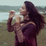Akshara Gowda Instagram - 🎶 Naan pizhai Nee mazhalai Enakkul nee irundhaal Adhu thavarae illai Nee ilai Naan paruva mazhai siru siru thuliyaai Vilum tharunam illai 🎶 Shot by @shaktismaran Wearing @izhai_thestore #aksharagowda #stylishtamilachi #aksharagowdabikki #stylishtamizhachi #chennai