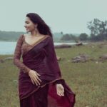 Akshara Gowda Instagram - 🎶 Naan pizhai Nee mazhalai Enakkul nee irundhaal Adhu thavarae illai Nee ilai Naan paruva mazhai siru siru thuliyaai Vilum tharunam illai 🎶 Shot by @shaktismaran Wearing @izhai_thestore #aksharagowda #stylishtamilachi #aksharagowdabikki #stylishtamizhachi #chennai