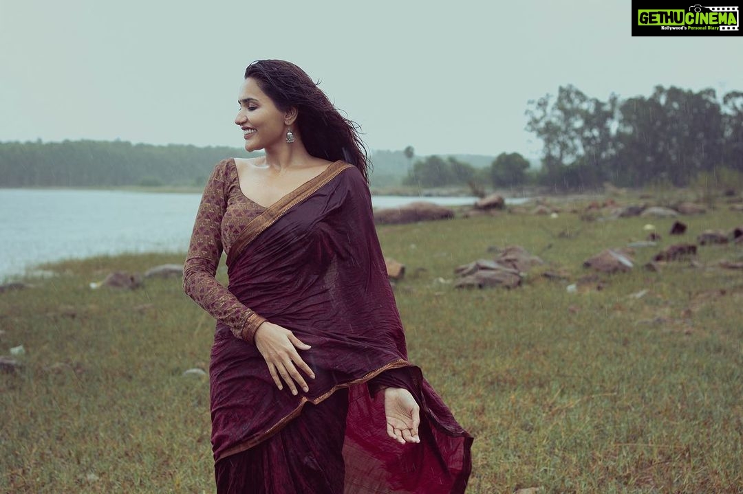 Akshara Gowda Instagram - ๐ถ Naan pizhai Nee mazhalai Enakkul nee irundhaal Adhu thavarae illai Nee ilai Naan paruva mazhai siru siru thuliyaai Vilum tharunam illai ๐ถ Shot by @shaktismaran Wearing @izhai_thestore #aksharagowda #stylishtamilachi #aksharagowdabikki #stylishtamizhachi #chennai