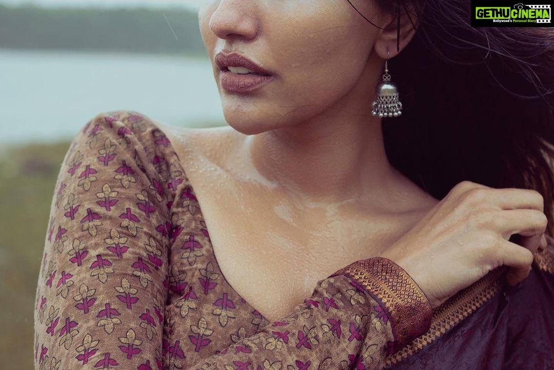 Akshara Gowda Instagram - ๐ถ Naan pizhai Nee mazhalai Enakkul nee irundhaal Adhu thavarae illai Nee ilai Naan paruva mazhai siru siru thuliyaai Vilum tharunam illai ๐ถ Shot by @shaktismaran Wearing @izhai_thestore #aksharagowda #stylishtamilachi #aksharagowdabikki #stylishtamizhachi #chennai