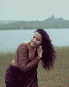 Akshara Gowda Instagram - 🎶Yaradhu Yaradhu Punnagai Korppadhu
Yavilum Yavilum en Manam Serppadhu 🎶

Shot by @shaktismaran 

Wearing @izhai_thestore 

 

 #aksharagowda #stylishtamilachi #aksharagowdabikki #stylishtamizhachi 
#chennai