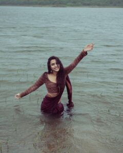 Akshara Gowda Instagram - 🎶Yaradhu Yaradhu Punnagai Korppadhu
Yavilum Yavilum en Manam Serppadhu 🎶

Shot by @shaktismaran 

Wearing @izhai_thestore 

 

 #aksharagowda #stylishtamilachi #aksharagowdabikki #stylishtamizhachi 
#chennai