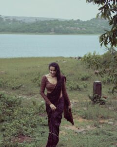Akshara Gowda Instagram - 🎶Yaradhu Yaradhu Punnagai Korppadhu
Yavilum Yavilum en Manam Serppadhu 🎶

Shot by @shaktismaran 

Wearing @izhai_thestore 

 

 #aksharagowda #stylishtamilachi #aksharagowdabikki #stylishtamizhachi 
#chennai