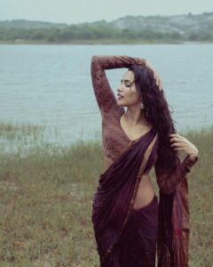 Akshara Gowda Instagram - 🎶Yaradhu Yaradhu Punnagai Korppadhu
Yavilum Yavilum en Manam Serppadhu 🎶

Shot by @shaktismaran 

Wearing @izhai_thestore 

 

 #aksharagowda #stylishtamilachi #aksharagowdabikki #stylishtamizhachi 
#chennai