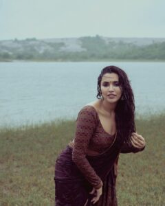 Akshara Gowda Instagram - 🎶Yaradhu Yaradhu Punnagai Korppadhu
Yavilum Yavilum en Manam Serppadhu 🎶

Shot by @shaktismaran 

Wearing @izhai_thestore 

 

 #aksharagowda #stylishtamilachi #aksharagowdabikki #stylishtamizhachi 
#chennai