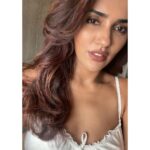 Akshara Gowda Instagram – Cos it’s a good hair day 🤍🎀 

 #aksharagowda #stylishtamilachi #aksharagowdabikki #stylishtamizhachi 
#mumbai #goodhairday
