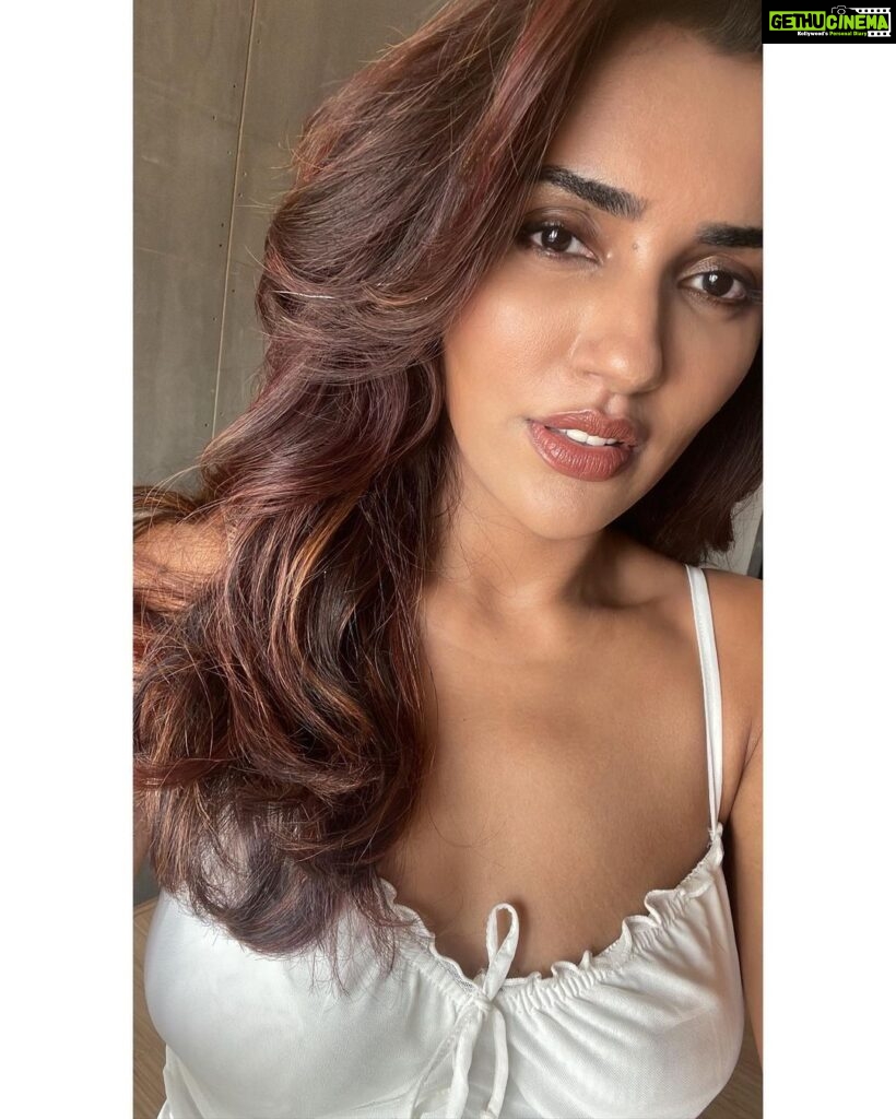 Akshara Gowda Instagram - Cos it’s a good hair day 🤍🎀 #aksharagowda #stylishtamilachi #aksharagowdabikki #stylishtamizhachi #mumbai #goodhairday
