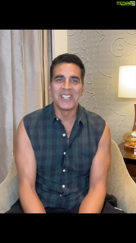 Akshay Kumar Instagram - Follow my WhatsApp Channel! To take one step closer into my world. A world which is filled with movies, fitness, masti and more. And I promise no good morning forwards 😂 #letsgetchanneling