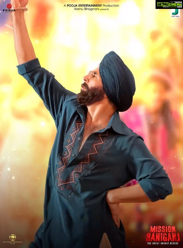 Akshay Kumar Instagram - Dhol check. Bhangra moves check. Jalsa 2.0? Get set to groove to the dhamaka of the year. Song video out tomorrow. #GetReadyToJalsa #MissionRaniganj in cinemas from 6th October. @vashubhagnani @parineetichopra @tinudesaiofficial @jackkybhagnani @deepshikhadeshmukh @ajay_kapoor_ @pooja_ent @jjustmusicofficial @satindersartaaj @premhardeep @shyamc26