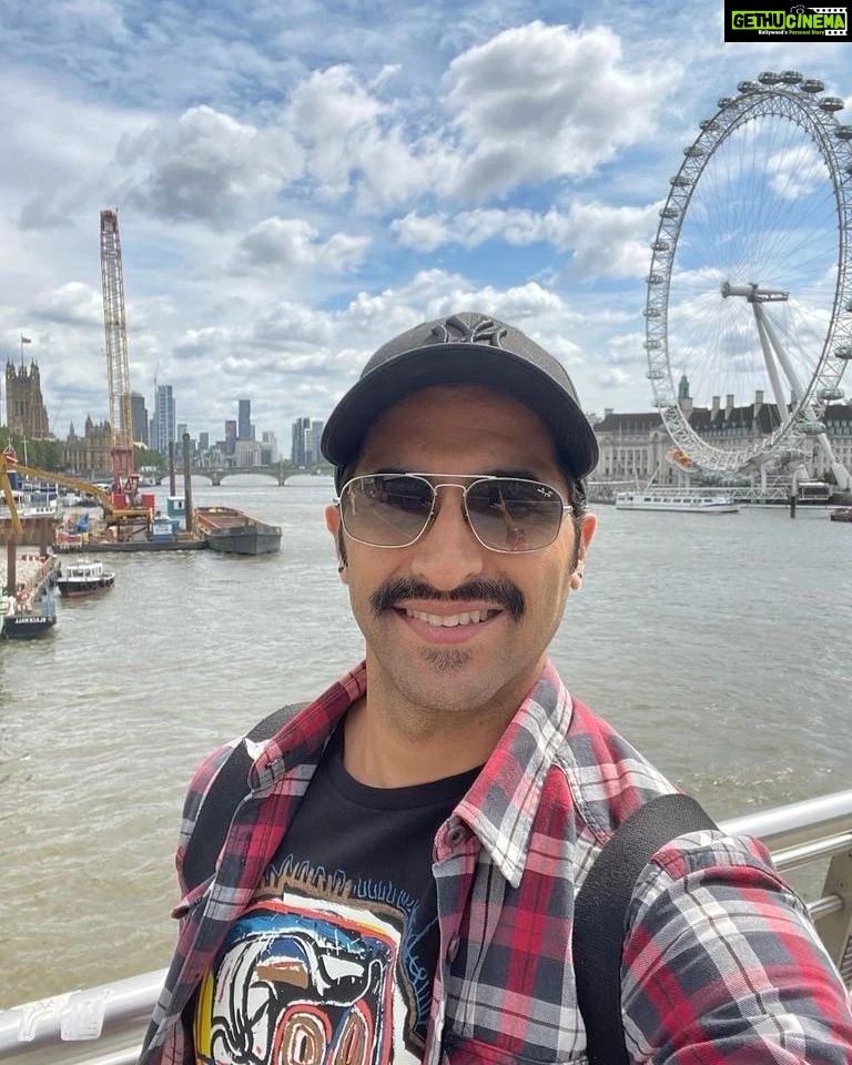 Akshay Oberoi Instagram - Unexpected adventures in London! ✈ While my connecting flight got cancelled, I made the most of it by exploring the city. Walked 12 miles, visited the iconic Old Vic Theatre where my idols have graced the stage, and even enjoyed a pint at the legendary bar where Peter O'Toole used to unwind. 🎭🍻 Sometimes, detours lead to the best memories!😄 #AkshaysTravelDiaries #LondonAdventures #TheatreLover #London